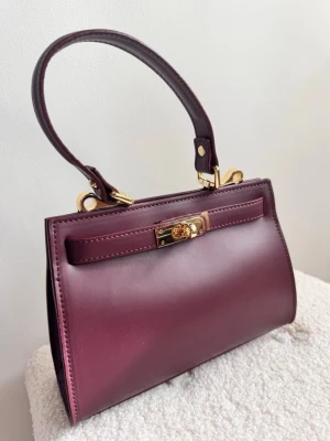 Vera Pelle väska - Denna snygga väska är helt ny och oanvänd. Köptes från Italien med ca 90€ som originalpris. Den är i äkta läder❣️