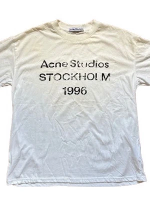 Acne Studios vit T-shirt - Vit T-shirt från Acne Studios helt utan defekter eller tecken på användning!