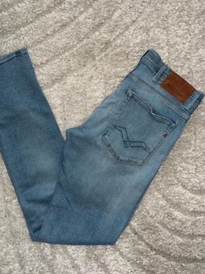 Replay jeans  - Snygga ljusblåa replay jondrill jeans med fejkhål och slitningar. Midja 39cm. Längd 107cm. Jag har tyvärr ingen bild när jag bär jeanen på. För bättre inblick i passformen rekommenderar jag att googla på modellnamnet. För storleksguide kolla måtten noggrant då jeansen alltid kan vara uppsydda heller krympta och jag ej tar emot returer :) 