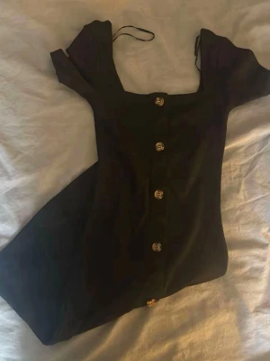 Svart kortklänning  - Snygg svart kortklänning 🌸LÄGG INTE BUD OM DU INTE SKA KÖPA!!