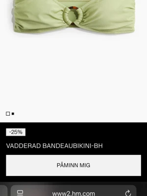 Ljusgrön bandeaubikini från H&M - SÖKER! STORLEK S!                                       Trendig ljusgrön bandeaubikini från H&M med vaddering och snygg ringdetalj framtill. Perfekt för sommarens strandhäng och poolpartyn. Bandeaumodellen ger en modern look och bikinin har en mjuk syntetmaterial som känns skönt mot huden.
