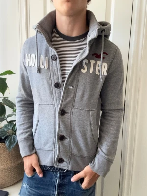 Hollister hoodie / cardigan  - Hollister hoodie / cardigan, lite liten på modellen, Inga defekter! Modellen i bilderna är 180 cm 75 kg och bär Storlek S , Kom med frågor! 🌟 (Kan gå ned i pris vid köp av paket  😉) 