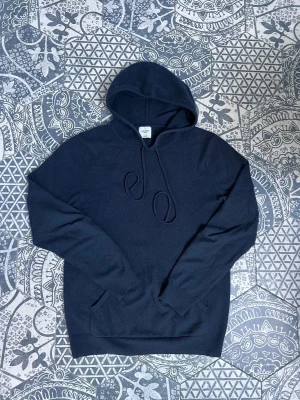 Kashmir hoodie - John Henric - Grymt skön Kashmir hoodie från John Henric! | Mycket fint skick! Endast sydd under armhålan, men inget som märks vid användning! | 100% Kashmir | Nypris: 2,799 SEK | Vid frågor eller funderingar finns jag i DM! 📩 Mvh CVB Closet