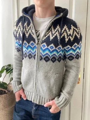 Hollister cardigan - Hollister cardigan - hur najs som helst. Inga defekter förutom kan kännas lite nopprig här och där! Modellen i bilderna är 180 cm och 75kg och bär storlek M, Kom med frågor! 🌟