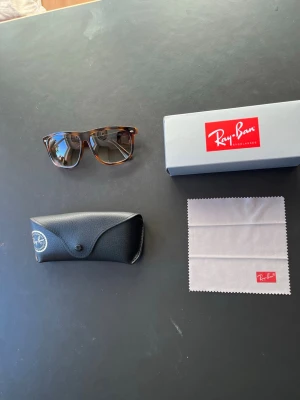 Rayban boyfriend - Säljer mina nya rayban boyfriend. Allt ingår som putsduk box mm. Priset går att diskutera vid snabb och smidig affär. MVH