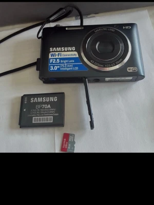 Samsung ST150F - Superfin och sällsynt kamera, perfekt nu till sommar för att fånga alla fina minnen!  Går att överföra bilder direkt till telefonen. Medföljer Minneskort, Batteri, laddare samt kameraväska!!! Kameran kan ta bild i flera olika lägen exempelvis retro, solnedgång, fokus m.m