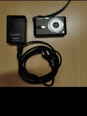 Panasonic Lumix DMC - FX3 Digital Kamera - 😪.  Medföljer - Laddare, Batteri och Minneskort. Kameran går att ta bilder med i olika lägen och inställngar. 