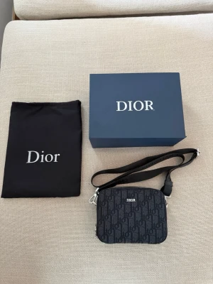 Dior väska - Säljer en fin axelväska från Dior till ett mycket bra pris, perfekt nu inför sommaren. Bra kvalité i nytt skick och till dig som gillar att sticka ut lite! Priset kan sänkas vid snabb affär!