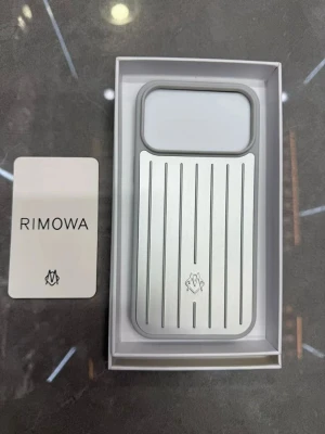 Rimowa silver mobilskal aluminium - Snyggt och stilrent mobilskal från Rimowa i silverfärgad aluminium med klassiska räfflade linjer. Skalets design är inspirerad av Rimowas ikoniska resväskor och har en modern, exklusiv känsla. Perfekt för dig som vill ha ett tåligt och trendigt skydd till mobilen. Finns för alla telefoner! 