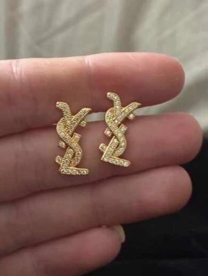 Ysl örhängen guld  - Jätte fina och trendiga örhängen. Helt nya, aldrig använda. Rostar inte