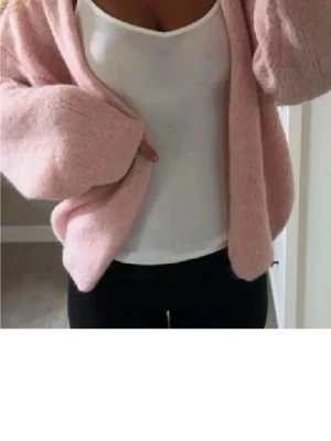 Rosa Lindex kofta - Den är i den mörkare rosa färgen, exakt som den på andra bilden och den färgen säljs inte längre Säljer denna eftersom den inte kommer till användning och den är knappt använd med, den är inte synligt nopprig Skriv för flera bilder! Fint skick och i storlek xs/s  Kan också byta mot en ljusare rosa färg i storlek xs/s eller m/l
