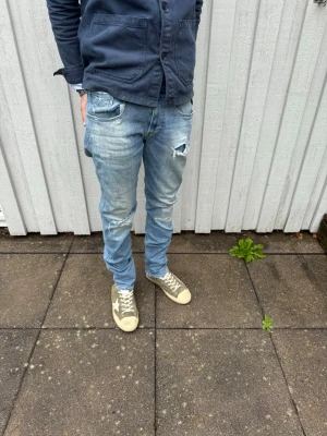 Replay Anbass jeans - Replay jeans - Modell: Anbass - Storlek: W32/L34 - skick: 7/10(hål vid högra knä och vänstra ficka) - Nypris runt 2000kr