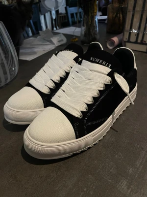Svarta numeris sneakers  - Säljer helt nya numeris sneakers som jag fick i present, alldrig haft på dom ute. Säljer p.g.a att dom är för små på min fot, skorna är storlek 46 men jag skulle säga att dom passar 45-45,5