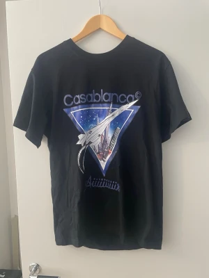 Svart Casablanca t-shirt med tryck - Snygg t shirt från Casablanca i bra skick. Bara att höra av sig vid frågor eller funderingar💯💯