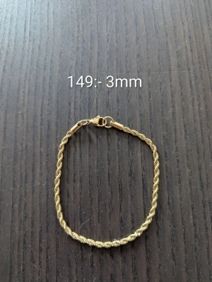 Guldpläterat rostfritt armband unisex - Snyggt tvinnat armband i guldpläterad metall med en tjocklek på 3mm. Armbandet har en klassisk karbinhake och passar perfekt för dig som gillar stilrena accessoarer med lite extra glans.