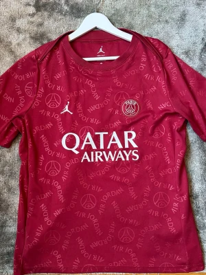 PSG x Jordan vinröd fotbollströja - Snygg vinröd PSG fotbolltröja. Gar kvitto från unisports. Det är limited edition så inte många tröjor som finns. D.Doué och nummer 14 på ryggen.