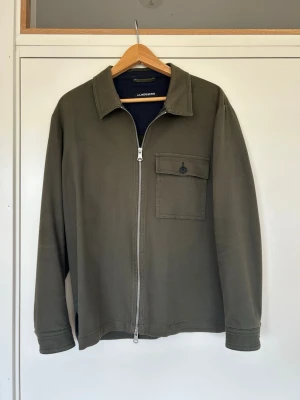 J.Lindeberg Overshirt - Säljer denna overshirt från J.Lindeberg. Storlek M. Skicket är 8/10 inga konstigheter! Perfekt för sommarkvällar. 