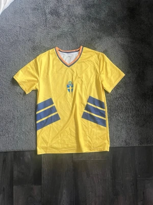 VM 94 Sverige tröja - Liknar Sverige VM94 fotbollströja, däravpriset, helt ny kan frakt samma dag. Har flera stycken så kan få bättre pris om man köper fler. Alla storlekar