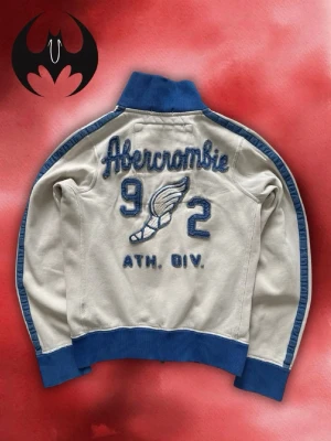 Vintage Abercrombie & fitch zip hoodie - Säljer denna extremt sällsynta och eftertraktade Abercrombie & fitch zip hoodie! | Mycket bra skick | står large men är baserat mycket mindre som kan vara mellan S/XS | Längd: 55cm Bredd: 45cm Armlängd: 62cm | Skyltdocka: M - 48 cm axlar, 75 cm midja | Lägg endast bud med avsikt att köpa nu, inga fördröjning! 