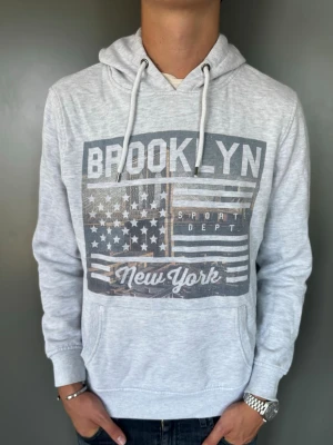 Grå hoodie - Skick - 10/10 | Strl - L | Nypris - 800kr (säljs ej längre) | Vid minsta lilla fundering är det bara att höra av sig!