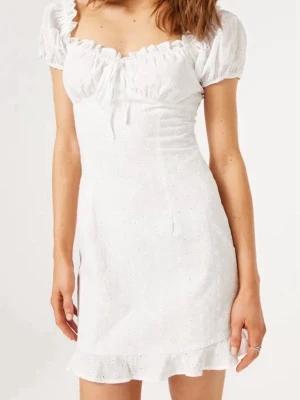  Blommig vit klänning  - En jättesöt vit klänning , med vita blommor i storlek 36/S. Den är slutsåld på nellys hemsida och knappt använd av mig , nypris : 499 kr 🩷 