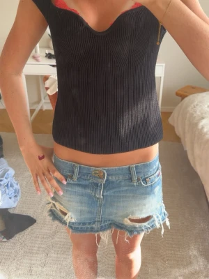 Svart ribbad topp med v-ringning - Svart ribbad topp med snygg v-ringning och korta ärmar från hm, jättefin till sommaren 💓💓