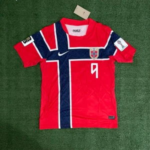 Norge 26 VM - Haland - Säljer denna riktigt snygga tröjan för ett riktigt bra pris! Skriv till om ni är intresserade eller har några funderingar kring tröjan.