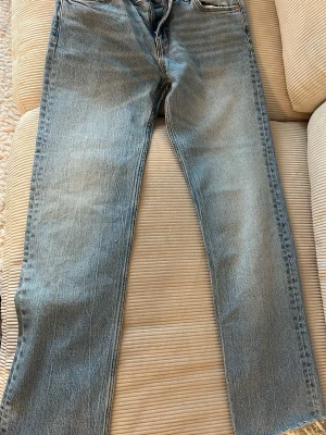 Ljusblå raka jeans med rå kant - .