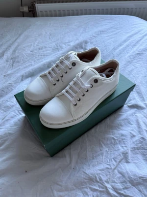 Lanvin DBB1  - Lanvin DBB1 Leather Sneakers – Frost White (Nyskick)  Säljer ett par Lanvin DBB1 sneakers i färgen Frost White. Skorna är helt nya och aldrig använda.  Detaljer:  * Modell: Lanvin DBB1 * Färg: Frost White * Material: Läder * Skick: Oanvända * Originalkartong medföljer * Extra skosnören medföljer * Nypris: ca 5 500 kr