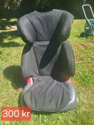Britax Römer bältesstol svart - Säljer en svart bältesstol från Britax Römer. Stolen har vadderade sidor och nackstöd för extra komfort och säkerhet. Passar perfekt i bilen och har detaljer i rött och grått. Klädseln är i slitstarkt tyg och stolen är lätt att montera. Den e aldrig krockad och den e hel.