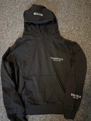 Essentials hoodie  - Essentials hoodie fear of god, fin hoodie med de klassiska Essentials märket. Väldigt fin och sjukt snygg, priset går att diskutera men hälst inte mycket. Sjukt bra pris för typ av sorts märke 