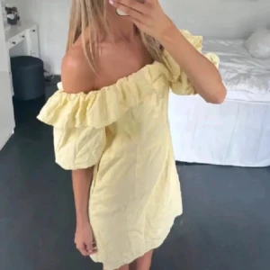 Gul offshoulder kortklänning - Söt gul kortklänning med offshoulder-design och volang upptill. Klänningen har en luftig passform och är perfekt för varma dagar. Tillverkad i ett lätt material som känns bekvämt mot huden.💕💕 storlek m men passar mer s!