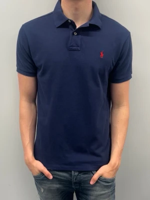 Ralph lauren piké - Ralph Lauren Piké (Slimfit) i fint skick utan defekter. Storlek L, Modellen är 185 cm och väger ca 75 kg. Skickas oftast samma eller nästa dag🚚📦