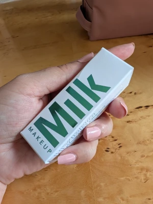 Milk Makeup Hydro Grip Primer 10ml - Milk Makeup Hydro Grip Primer i en smidig 10 ml förpackning. Primern kommer i en vit kartong med gröna och blå detaljer. Perfekt för att skapa en jämn bas innan sminket. Passar dig som vill ha en återfuktande och hållbar primer.