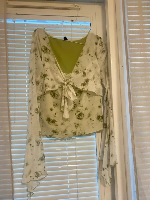 Blommig blus  - En vacker flowy sage tröja till salu. Storlek är L men kan passa M också. Är i gott skick💚Priset går att förhandla!