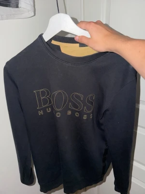 Hugo boss tröja - Hugo boss tröja, storlek S. Äldre modell men är fortfarande aktuell än idag🙌 skick 8/10 