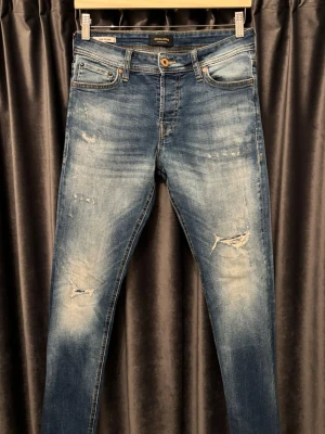 Jack&jones jeans - SLIM GLENN - Jack n jones jeans - skick 9/10, fint skick! - storlek 29/32 - modell: Slim Glenn - sjukt feta jeans med snygga slitningar och wash - hör av er vid frågor🙌