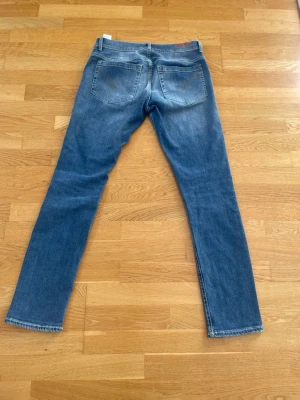 Blå slim fit jeans  - Snygga blå slim fit jeans med  klassisk femficksdesign. Jeansen har en något tvättad look och raka ben. Perfekta för en avslappnad och trendig stil. Priset är inte heller fast utan kan diskuteras😃