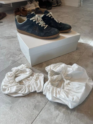  Maison Margiela - Säljer just nu dessa feta skor från Maison Margiela. Perfekta för sommaren! Skorna är äkta(har kvitto) och skicket är 9/10(använda ett fåtal gånger). Box och skopåsar ingår och pris kan diskuteras! Löp och köp!🤝😁👍