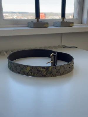 Gucci bälte - Säljer detta riktigt snygga Gucci bälte. Det är använt men ser fortfarande bra ut. Bältet är 90 cm. Priset är ej hugget i sten. Hör av dig om du har några funderingar 🙌