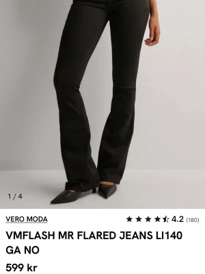 Svarta utsvängda jeans Vero Moda - Snygga svarta jeans från Vero Moda med utsvängda ben och hög midja. Modellen heter VMFLASH MR FLARED och har en klassisk femficksdesign. Perfekta för dig som gillar en trendig och bekväm look.