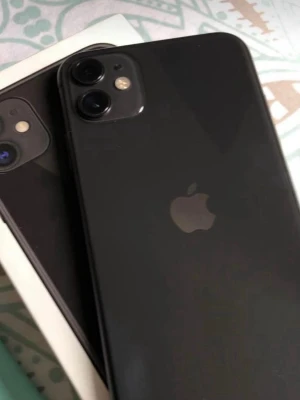 iPhone 11 - Apple iPhone 11 i svart färg. har haft den i 1 år kan sänka pris, själva mobilen och framsidan är okej den har lite sprickor också😊