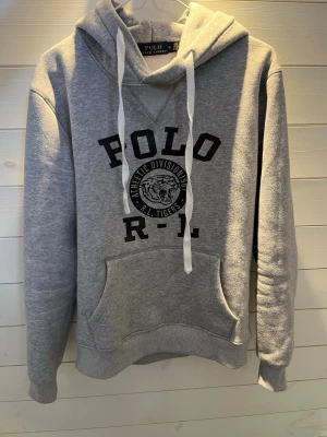 Ralph Lauren Hoodie - Säljer nu denna Ralph Lauren hoodie i mycket bra skick | Storlek: M | Skick 8,5/10 | Pris kan diskuteras vid snabb affär | Skriv för fler bilder eller funderingar