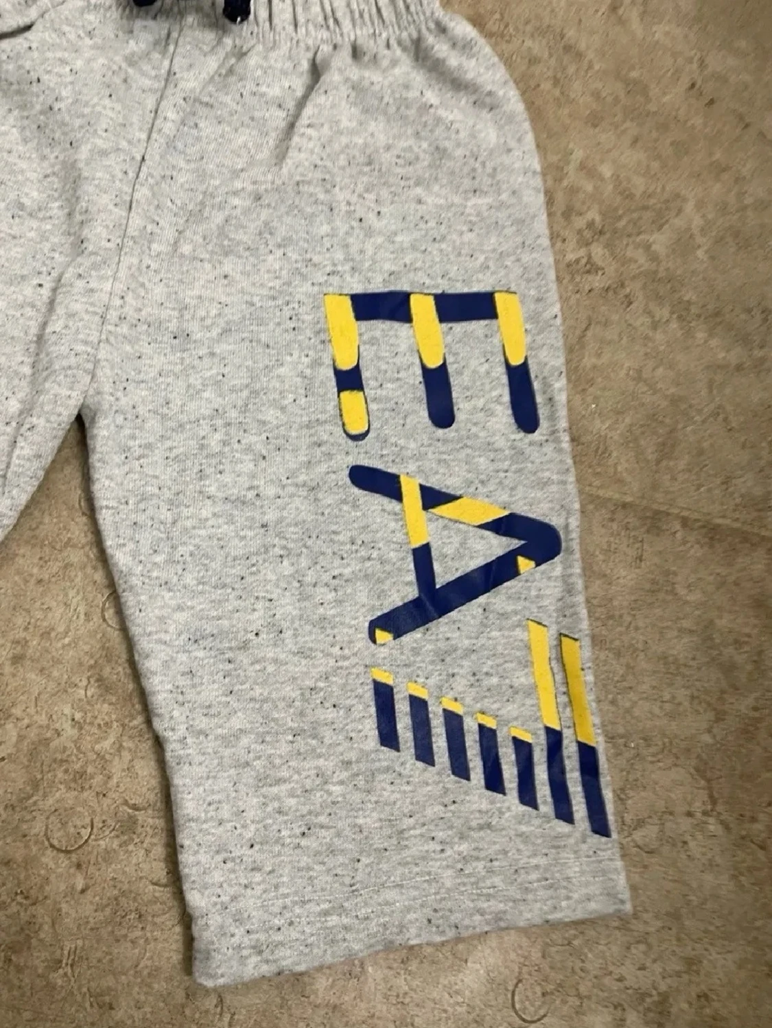 Grå EA7 shorts med tryck - 1