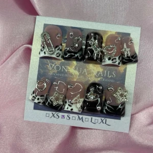 YUA (S);Duck Nails - Unika handgjorda duck press-on naglar i svart och nude med coola silverdetaljer som stjärnor och säkerhetsnål. Naglarna har leo print och 3D-metallaccessoarer för en edgy look. Perfekt för dig som vill sticka ut med trendiga och kreativa naglar.S: 15 mm, 11,5 mm, 12 mm, 11 mm, 9 mm 