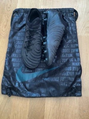 Nike Phantom Gx 2 Elite Ag - Storlek 40.5, mycket gott skick. Skopåse medföljer 