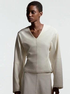 V-ringad topp - Topp från H&M och den är aldrig använt, bara tvättade. Långärmad modell med något figurnära passform och raka ärmar. Perfekt för en clean och modern look. Säljer pga passar inte mig. Nytt pris: 349kr och säljer för 250kr. Skickar gärna bud❤️