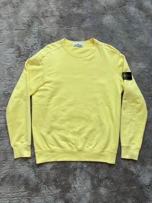 Stone Island sweatshirt - Ljusgul Stone Island sweatshirt. Storlek XL men passar som L. Mycket bra skick förutom några små fläckar på axeln som knappt syns. Skriv vid frågor!
