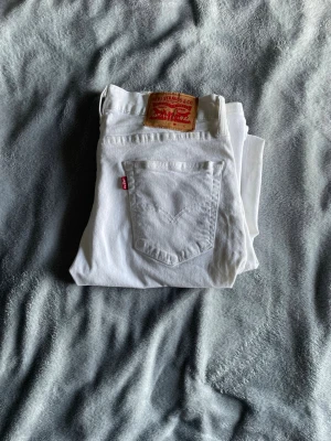 Levis jeans  - Jag säljer ett par vita Levis 511. De är lite smutsiga men jag tvättar innan frakt
