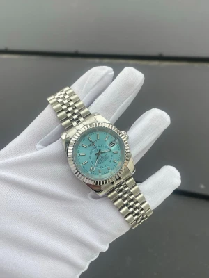 Seiko Sky-Dweller Mod - Helt nybyggd Seiko Sky-Dweller Mod  Specifikationer: Storlek: 39mm Urverk: Nh35 (Automatiskt) Material: 904L Rostfritt Stål Glas: Sapphire Glas Tavla: Ljusblå Bezel: Räfflad Armband: Jubilee, Viklås och Justerbart  Krona: Screw Down Vattentålighet: 30 Meter Klocklåda ingår